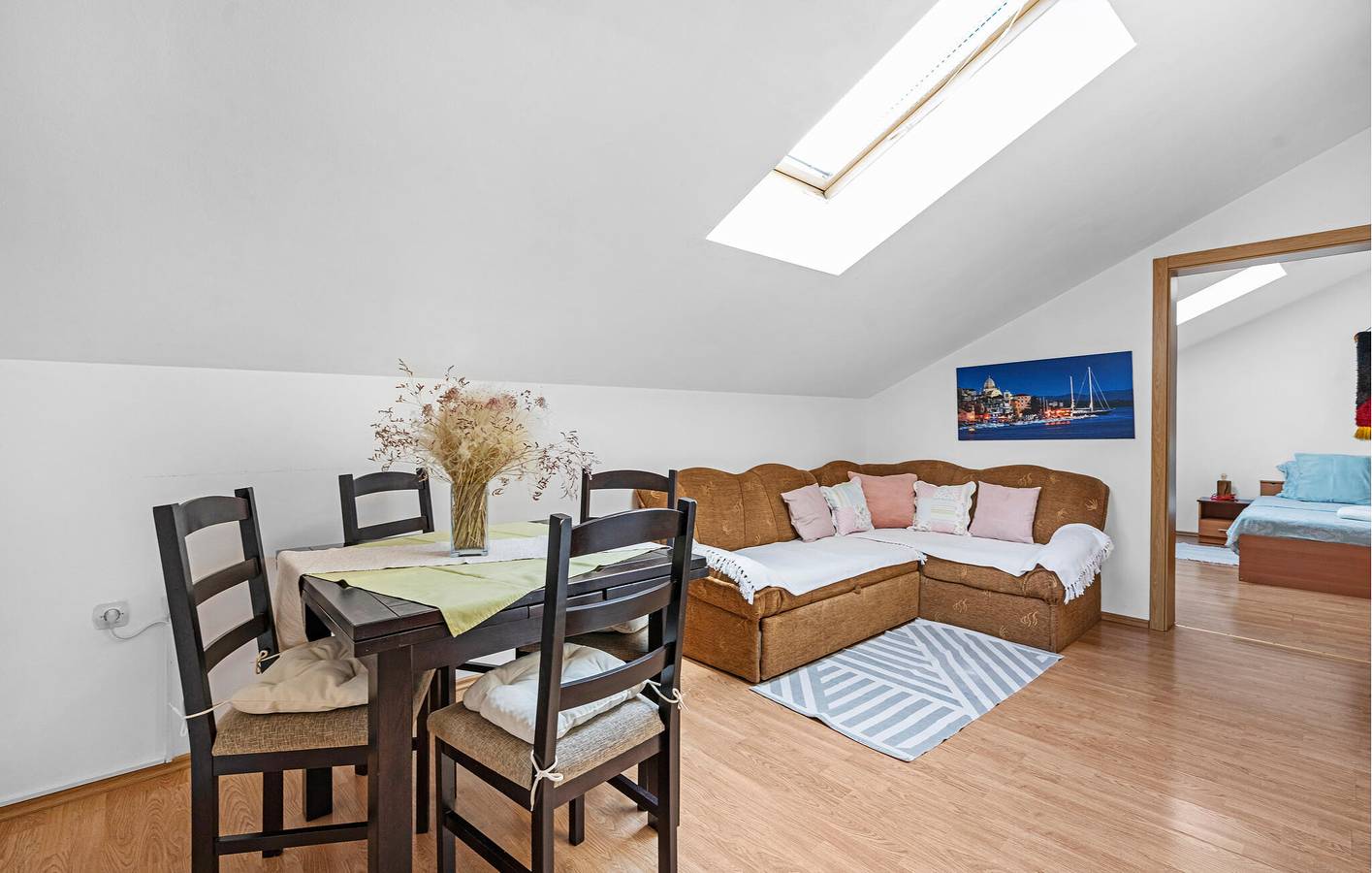 Ganze Ferienwohnung, Gemütliches Apartment mit Meerblick, WLAN, Parkplatz und Terrasse – 400 m vom Strand entfernt in Brodarica, Šibenik-Knin