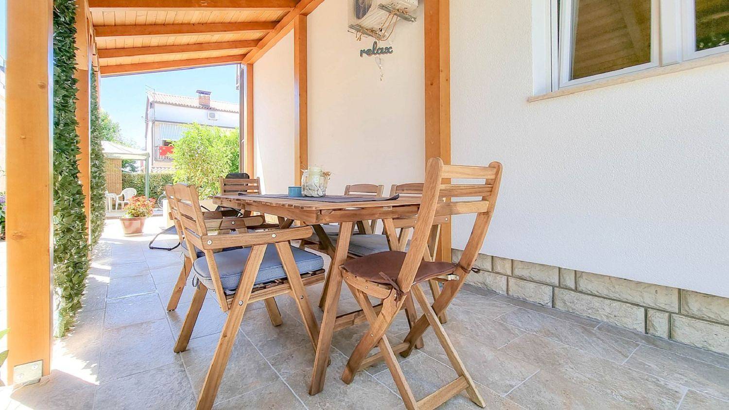 Ganze Wohnung, Bezauberndes Apartment nur 250 Meter zum Strand mit Garten, Klima, Waschmaschine in Umag, Umag und Umgebung