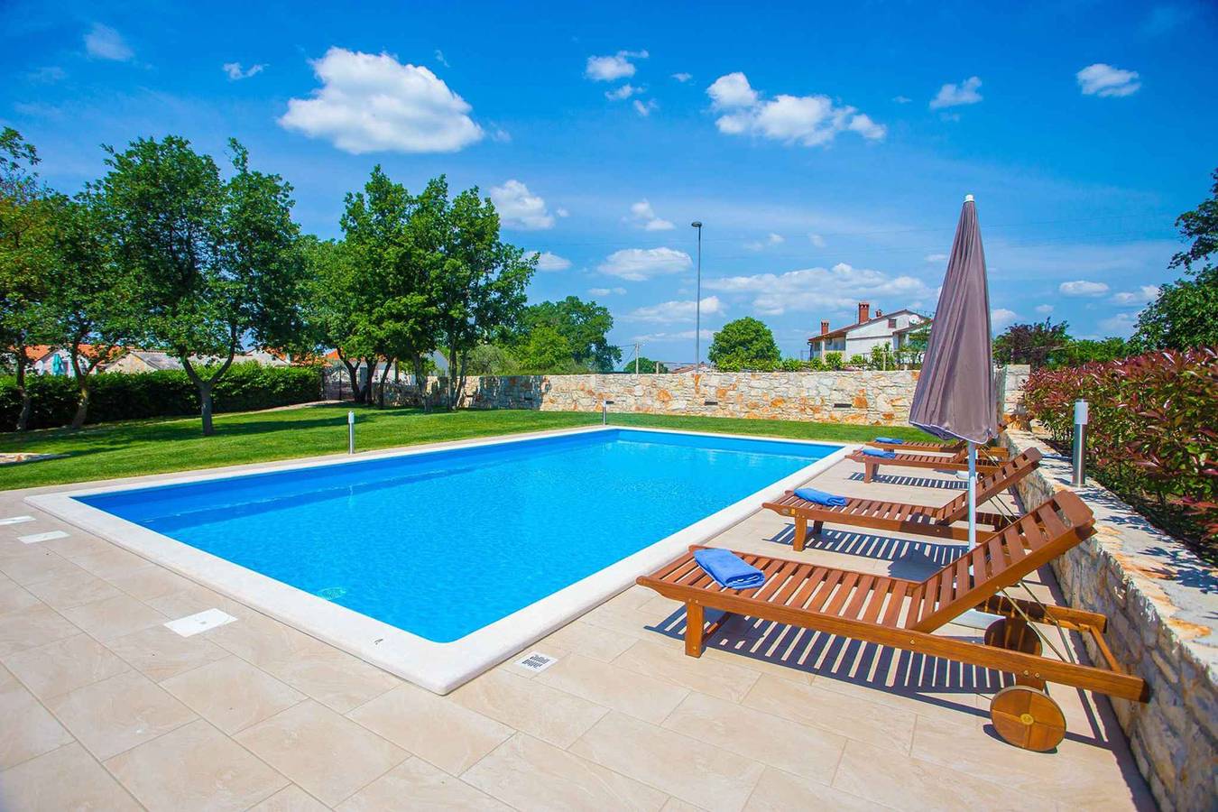 Ganze Ferienwohnung, Ferienwohnung mit Klimaanlage und Pool in Selina, Zentralistrien