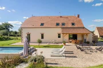 Gîte pour 8 personnes, avec piscine et vue ainsi que terrasse et jardin dans Couzon