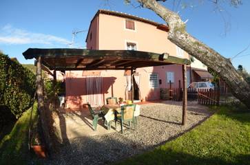 Vacation Rental for 6 Guests in Lucca, Colline Lucchesi, Picture 1