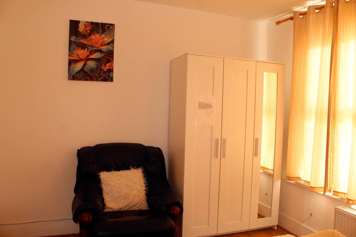 Spacious 4-Bed House - Sleeps 5, Garden & Parking in London, Südostengland