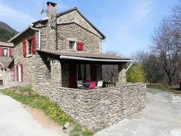 Gîte pour 3 personnes, avec vue et jardin ainsi que piscine et terrasse, animaux acceptés à Gravières