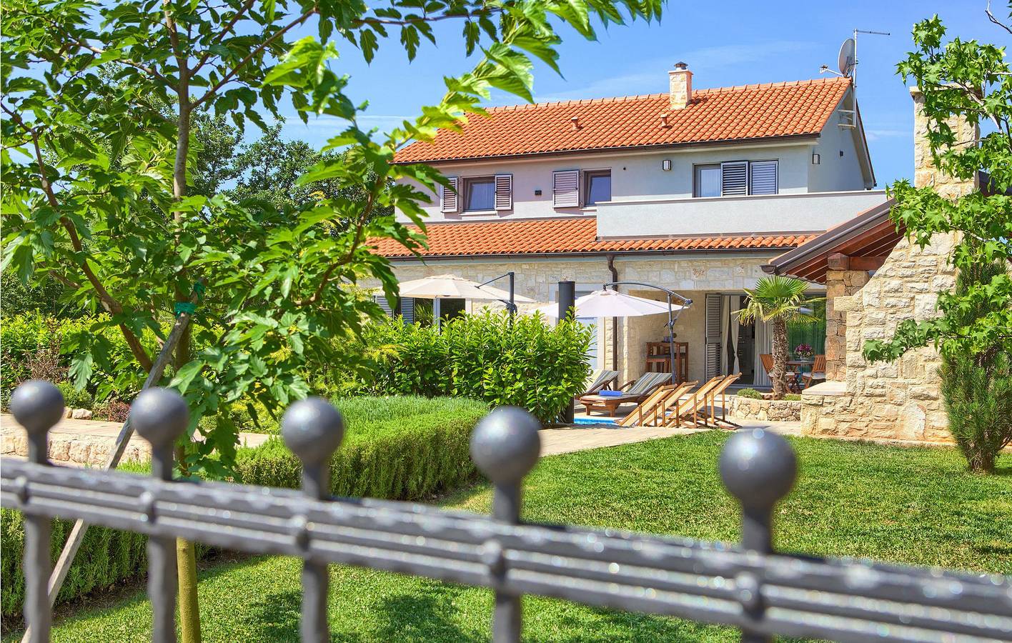 Gemütliche 2-Zimmer-Wohnung mit Pool in der Nähe des Stadtzentrums von Kras in Dobrinj, Krk