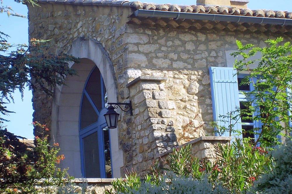 Ganze Wohnung, Helle Maisonettewohnung mit Terrasse und schöner Aussicht in Cornillon, Nimes und Umgebung