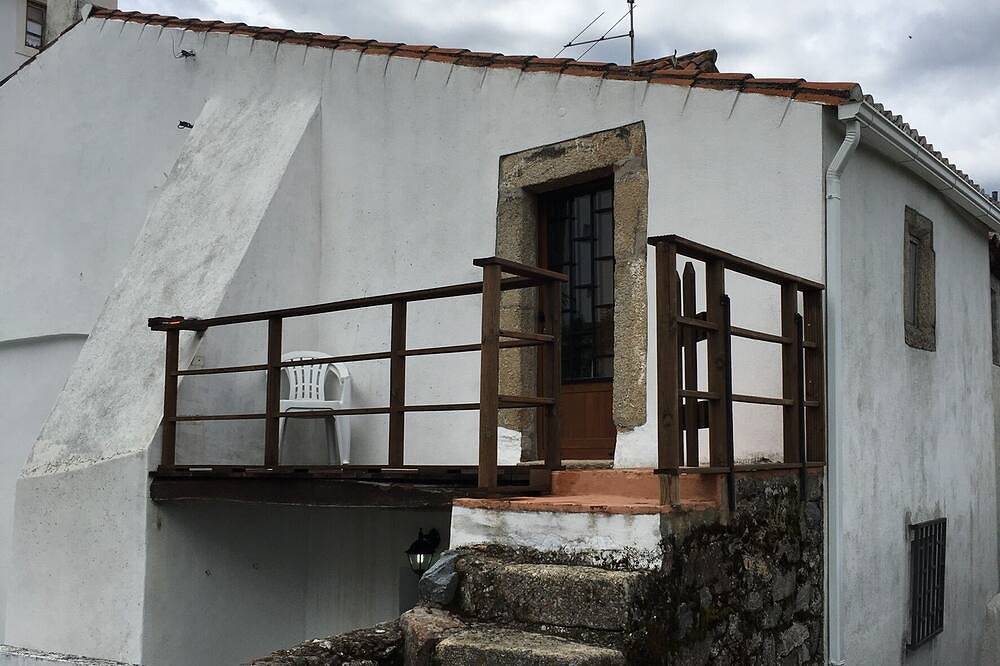Moradia completa totalmente remodelada no interior das muralhas da vila c wifi<br> in Santa Maria de Marvão, Serra de São Mamede