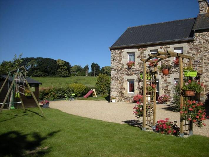 Location de vacances pour 5 personnes, avec jardin et terrasse à Saint-Thélo