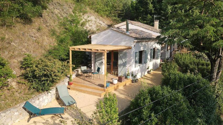 Gîte pour 2 personnes, avec terrasse ainsi que jardin et piscine