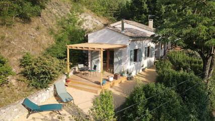 Gîte pour 2 personnes, avec terrasse ainsi que jardin et piscine dans la Drôme