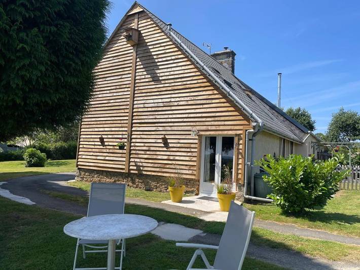 Location de vacances pour 2 personnes, avec vue et jardin à Saint-Georges-de-Livoye