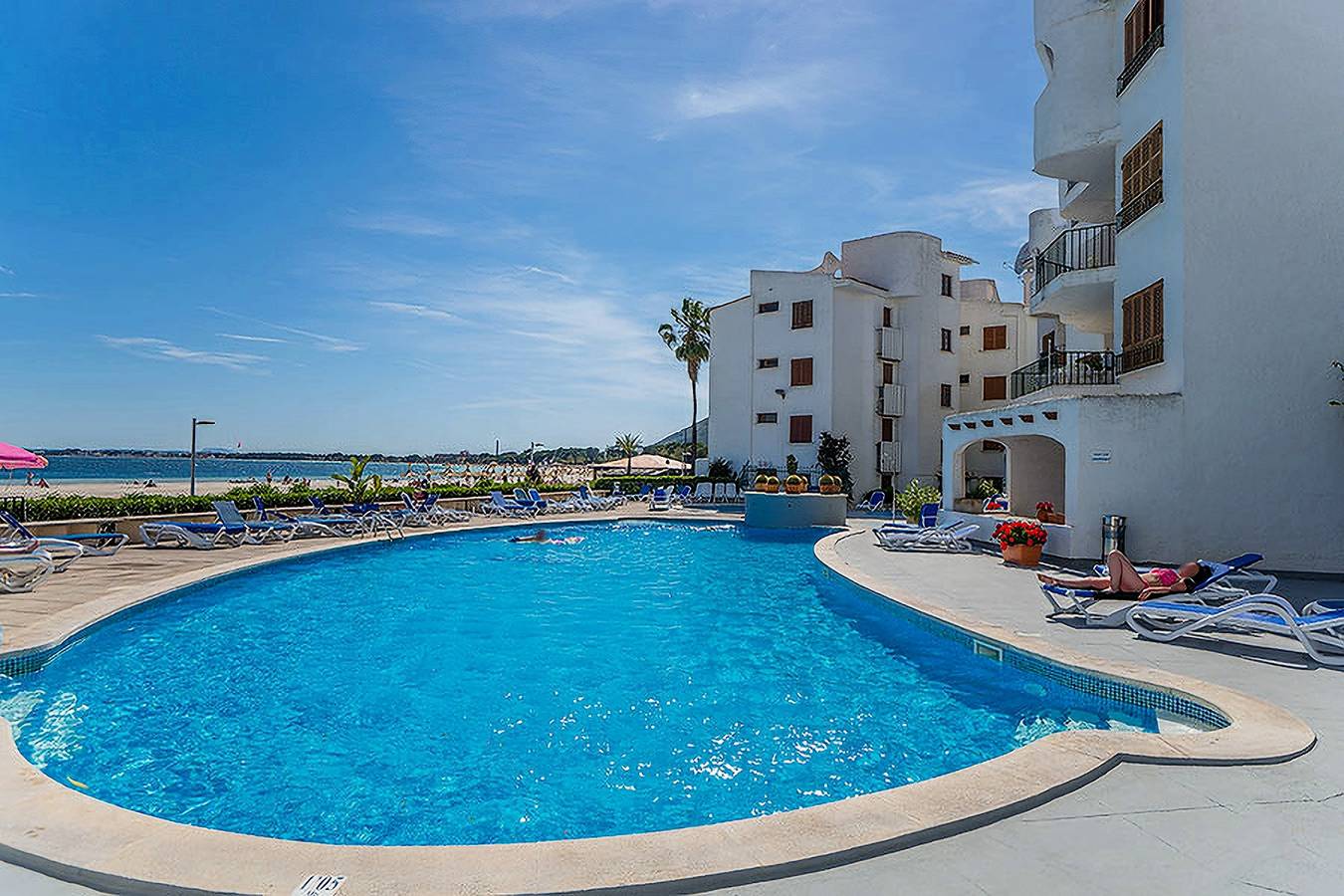 Apartamento entero, Apartamento Anglada 54 frente la playa para 4 con piscina in Playa de Alcúdia, Alcúdia