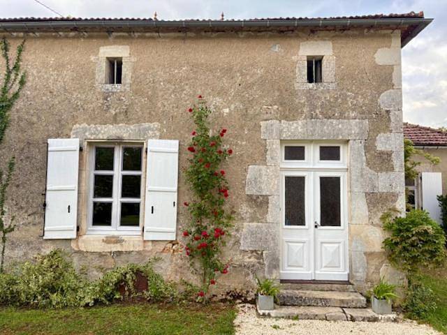Location de vacances pour 4 personnes, avec terrasse et piscine ainsi que jardin et vue à Montbron - 2