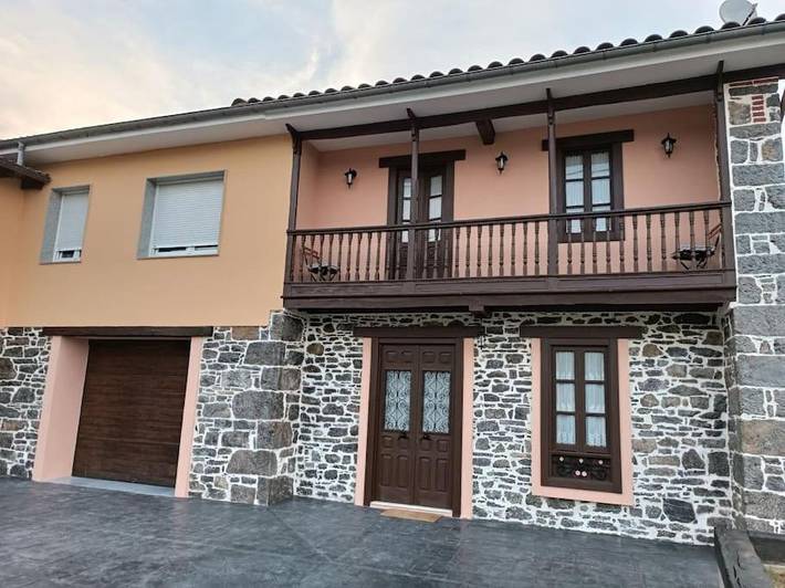 Casa rural para 4 personas, con terraza además de jardín y vistas en Sariego