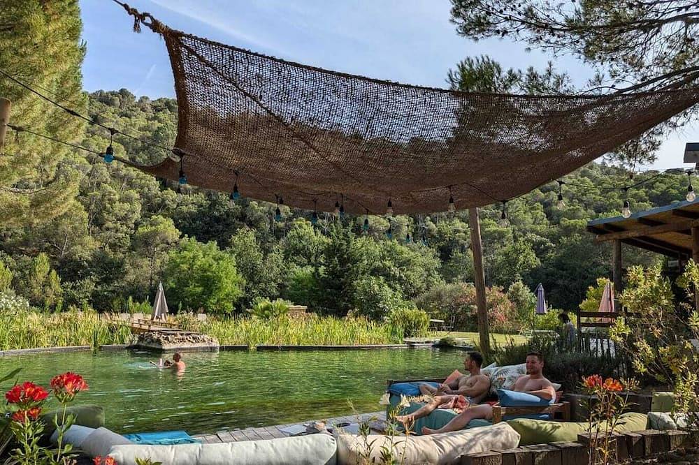 Domaine L'Etang Des Cigales 12 Per, En Pleine Nature Avec Une Piscine Naturelle in Uchaux, Vaucluse