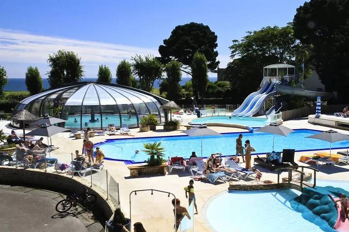 Camping pour 3 personnes, avec Terrasse ainsi que Piscine et Sauna à Névez