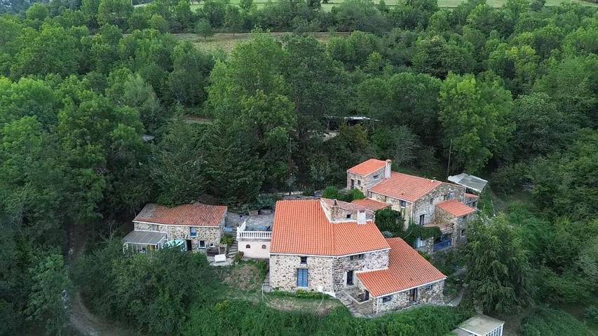 Gîte pour 4 personnes, avec terrasse et jardin ainsi que piscine et vue à Montferrer