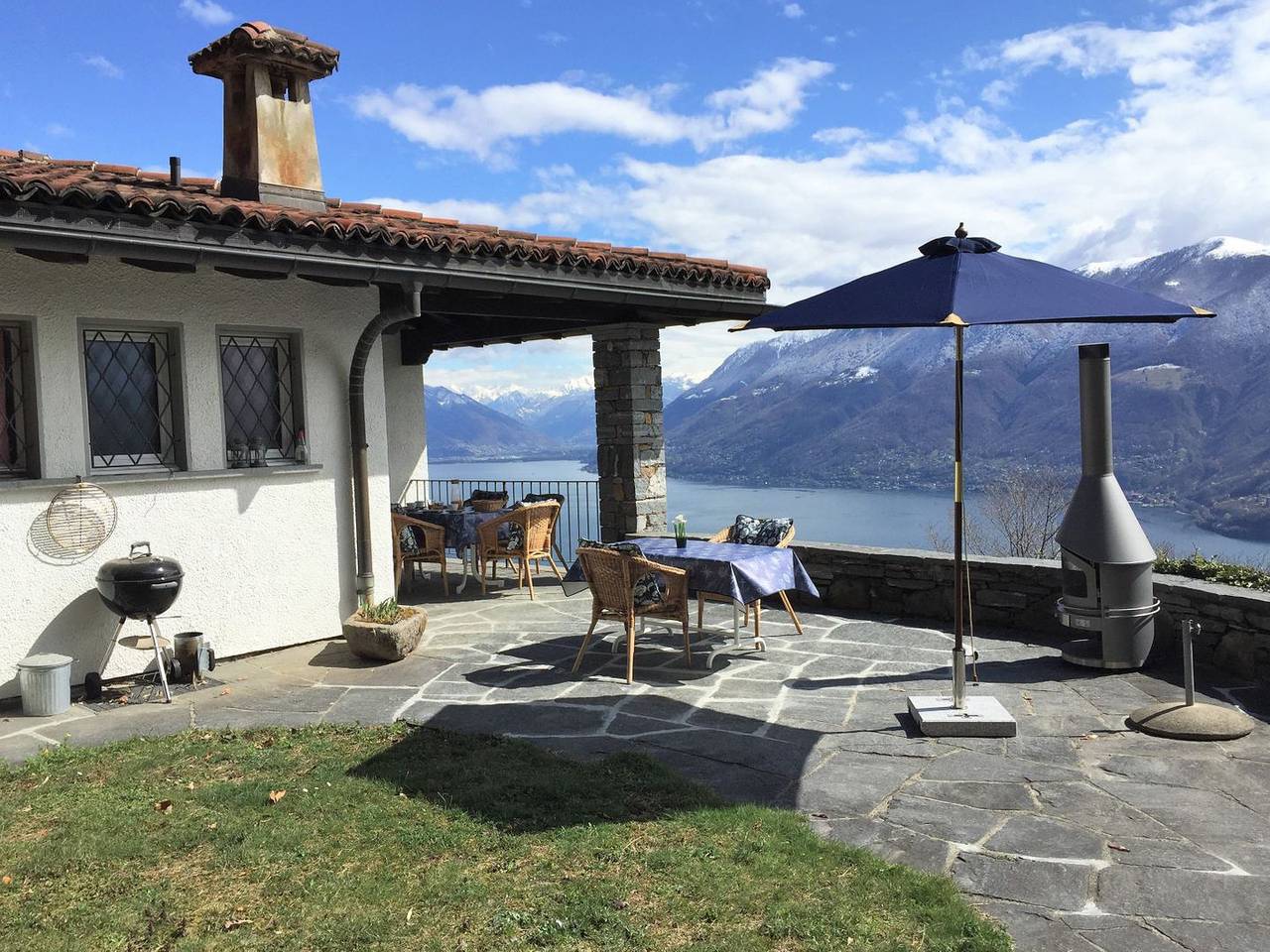Ferienhaus mit Aussenpool und Blick auf den See, verspricht Ruhe und Privatsphäre. in Brissago, Tessiner Alpen