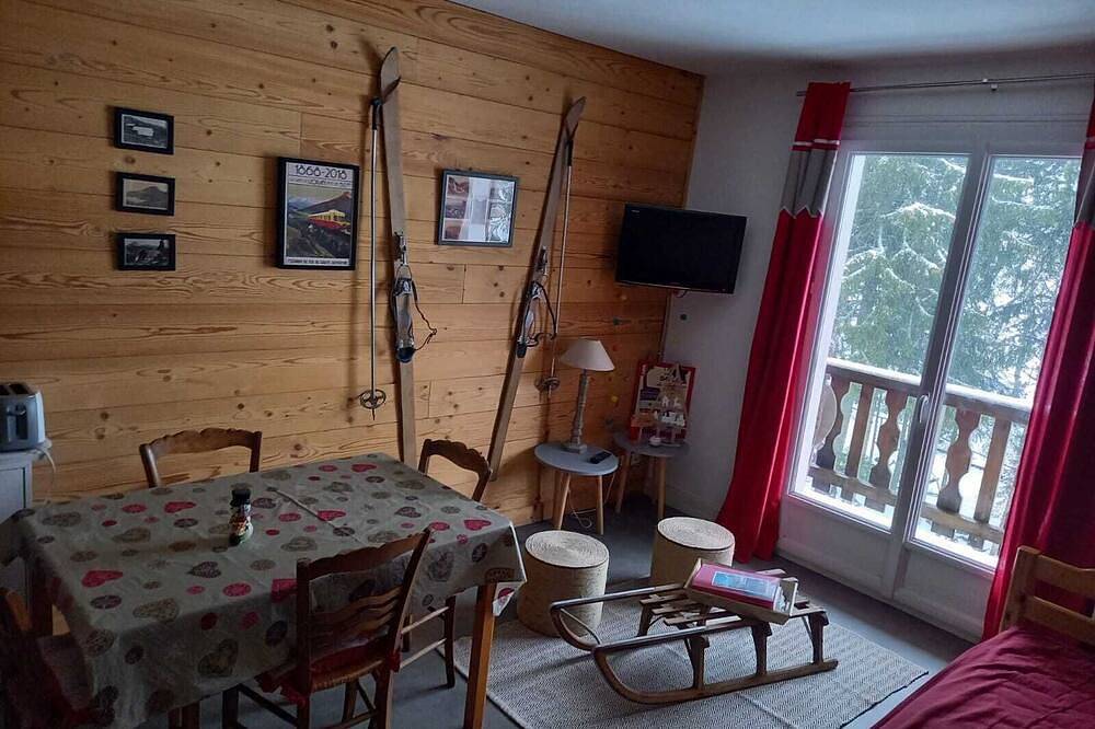 Appartement entier, Appartement T2 cœur station avec piscine chauffée - Le Lioran in Le Lioran, Laveissière