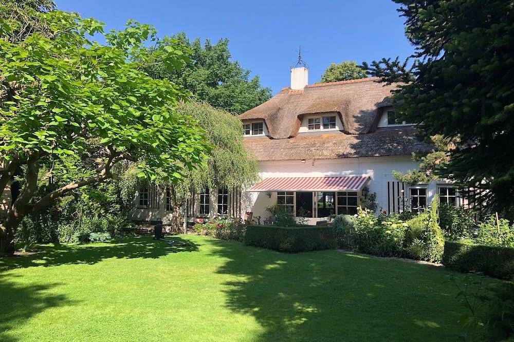 43 m2 luxury apartment with double jacuzzi and private Finnish sauna, in villa in Oss, Nordbrabant