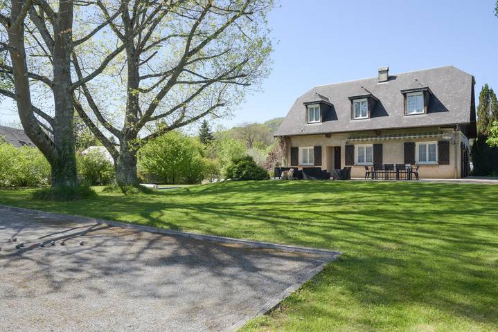 Location de vacances pour 8 personnes, avec jacuzzi ainsi que sauna et jardin, animaux acceptés à Montgaillard (Hautes-Pyrénées)