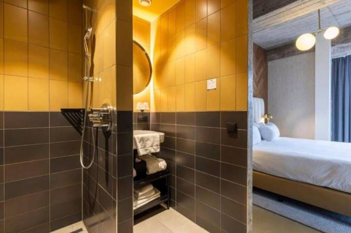 Immerse in Comfort at Modern Room by Rotterdam City Center Near Maritime Museum in Rotterdam, Hollande-Méridionale