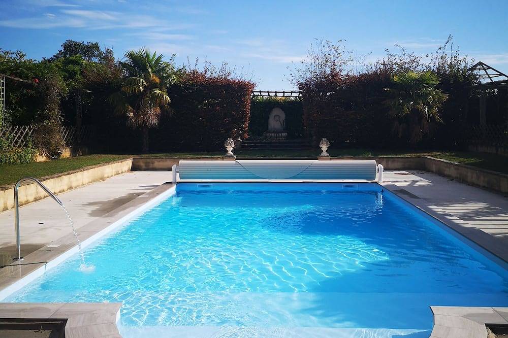 Maison de Caractère, grand jardin Piscine Privée sans vis-à-vis, Idéal Famille in Bocé, Vallée de la Loire