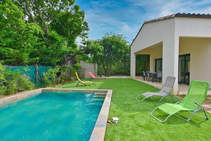 Cottage pour 6 personnes, avec terrasse et piscine à Blauzac