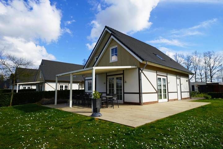 Vakantiehuis voor 12 personen, with Balkon/Terras and Terras as well as Tuin and Zwembad in Susteren