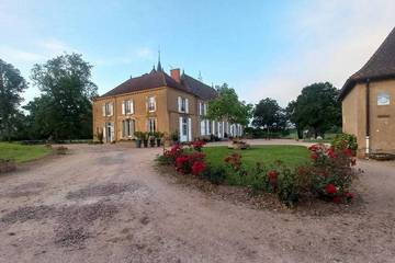 Gîte pour 14 personnes, avec piscine et jardin à Anzy-le-Duc