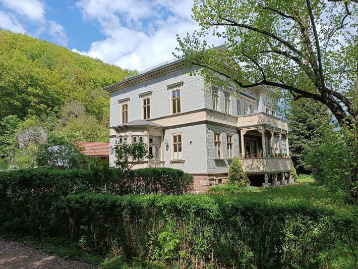 Ganze Ferienwohnung, Villa Heimlicher Grund - Fewo Eg,3 Schlafz., 2 Bäder mit Wc, Küche, 140m² mit Terrasse und Garten im Denkmal geschützten Haus in Gräfenroda, Thüringer Kernland