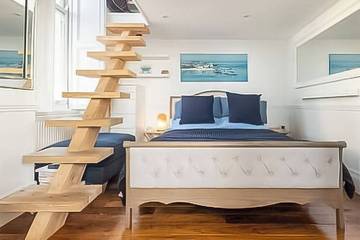 Log Cabin for 4 People in Brighton, Sussex, Photo 3