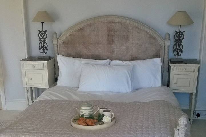 Entire apartment, Nestleton: Breakfast on the balcony or snuggle around the fire-dogs welcome too in Swanage, Dorset