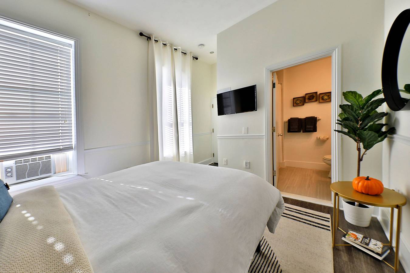 Entire apartment, Modern Studio in South End! in Boston, Massachusetts