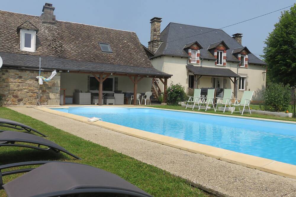 Location Gîtes rénovés 14 personnes avec piscine chauffée 10mx5m in Latronche, Région de Tulle