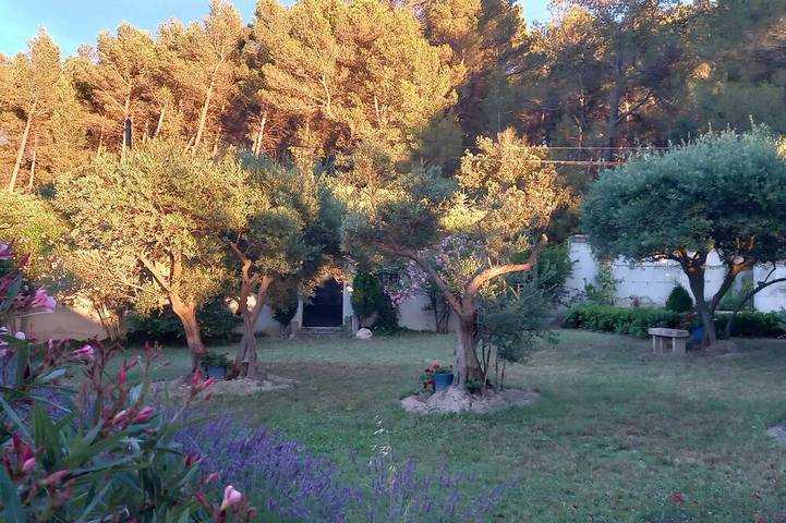 Air-conditioned villa on edge of forest, 15 minutes from Avignon, heated pool. in Barbentane, Region de Arles