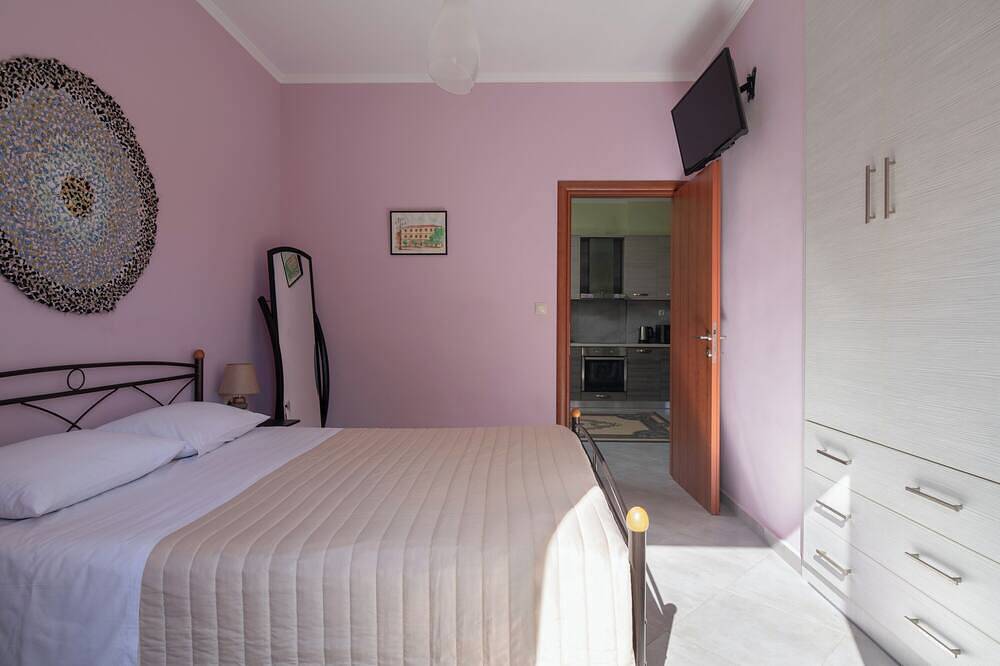 Ganze Wohnung, Familienhaus mit sonnigem Gartenblick in Aria, Nafplio