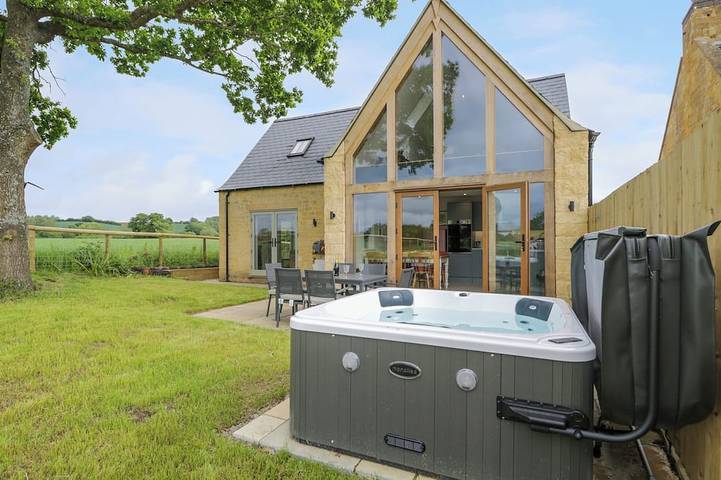 Cottage for 6 people, with hot tub and garden in The Cotswolds