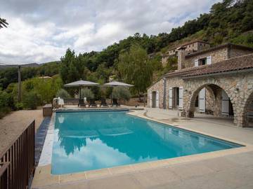 Cottage pour 7 personnes, avec piscine ainsi que terrasse et jardin à Les Salelles