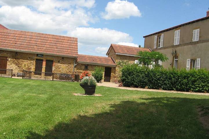 Gîte pour 14 personnes, avec jardin à Vindecy