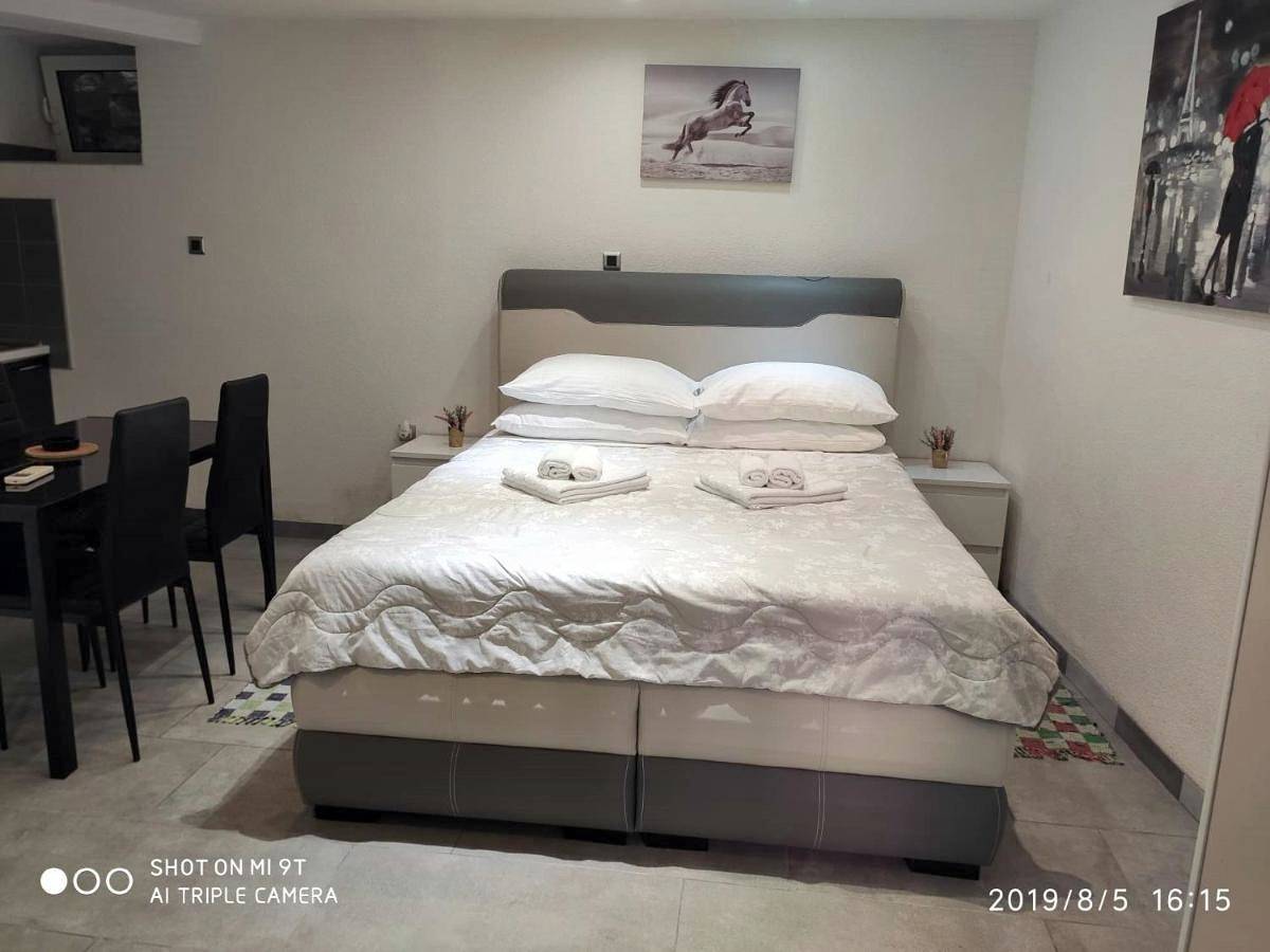 Geheel appartement, Studio with Terrace in Cres Stad, Cres