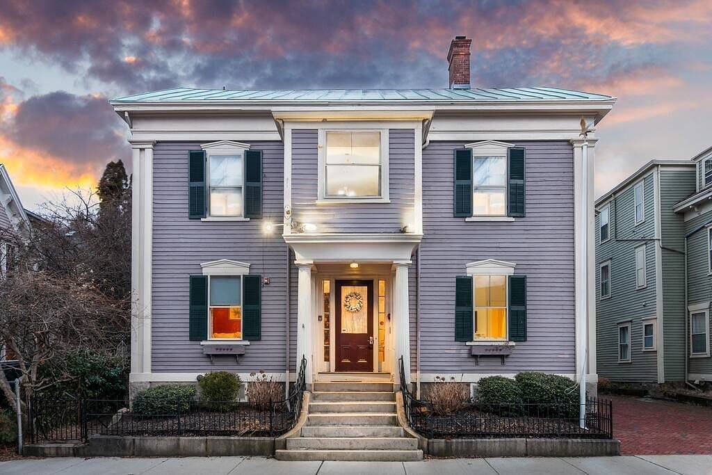 Ganze Wohnung, Spacious Suite 1 Bed/ 1 Bath/ 2 Pullout Sofas/ Dog Friendly (Sleeps 5) on Historic Spring St. in Newport, Newport County