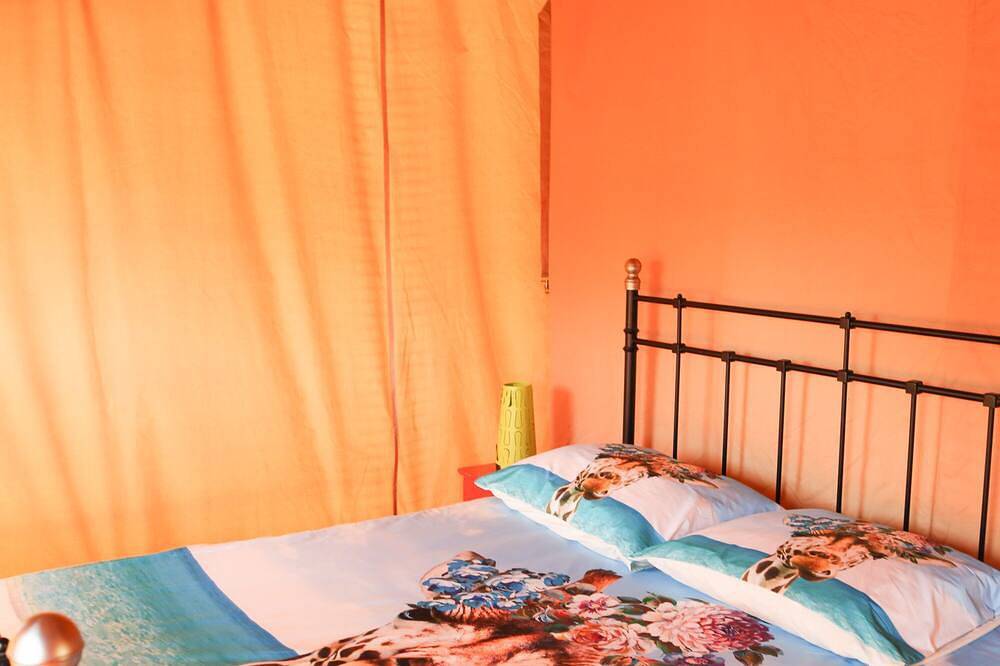 Lodge Tent Prestige, swimmingpool and near all attractions of Dordogne in Jayac, Périgord Noir