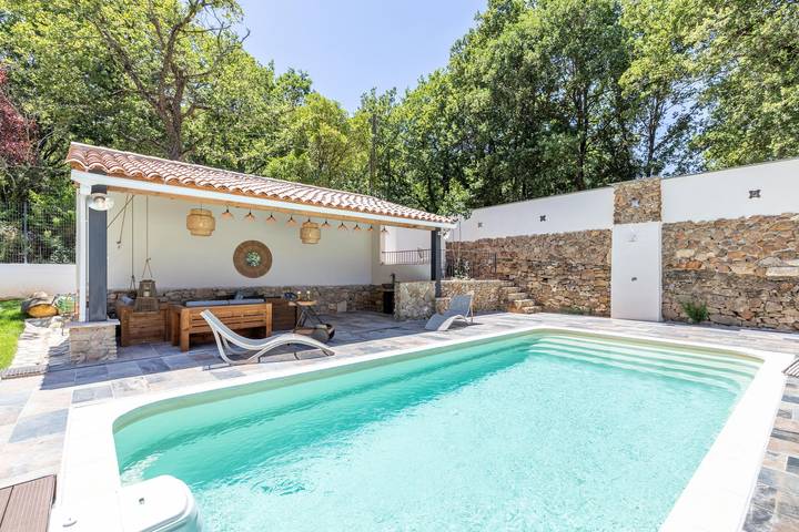 Location de vacances pour 10 personnes, avec piscine et jardin à Pougnadoresse