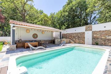 Cottage pour 10 personnes, avec jardin et piscine à Pougnadoresse