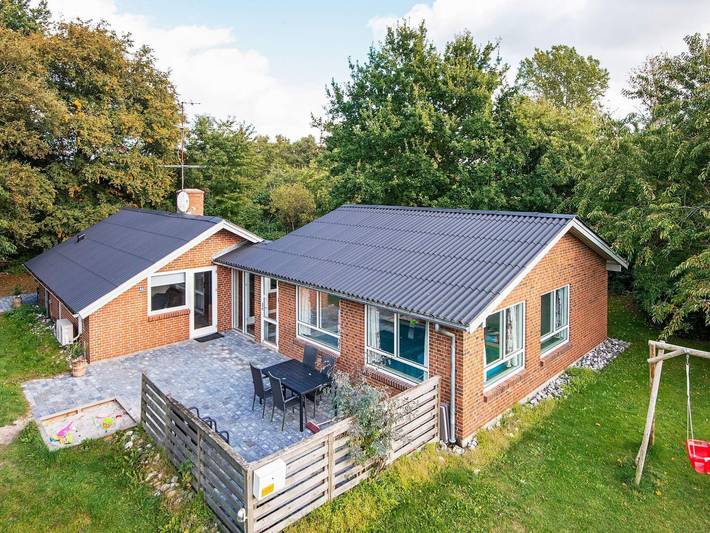 Ferieudlejning for 8 personer, med Terrasse og Børnepool såvel som Pool og Sauna i Fjellerup Strand