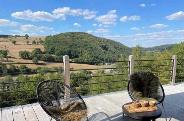 Gîte pour 2 personnes, avec Balcon et Jacuzzi ainsi que Terrasse et Jardin dans Mormont
