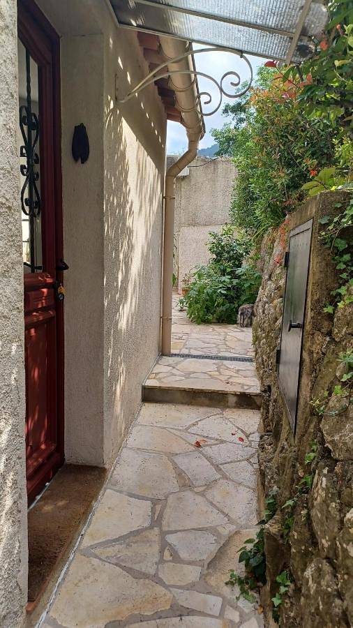 Gîte pour 2 personnes, avec Terrasse et Jardin ainsi que Piscine et Vue à Gourdon (Provence-Alpes-Côte d'Azur) - 3