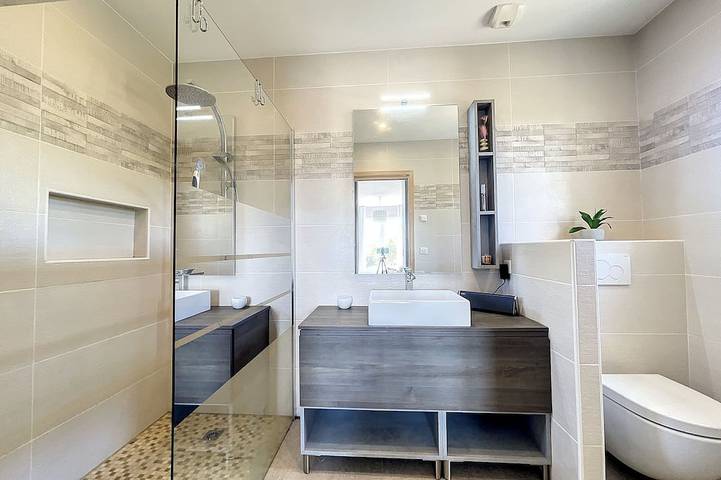 4 bedroom villa 140m2 bungalow not overlooked, quiet pool +garden in Châteauneuf-Grasse, Mittelmeerküste (Frankreich)