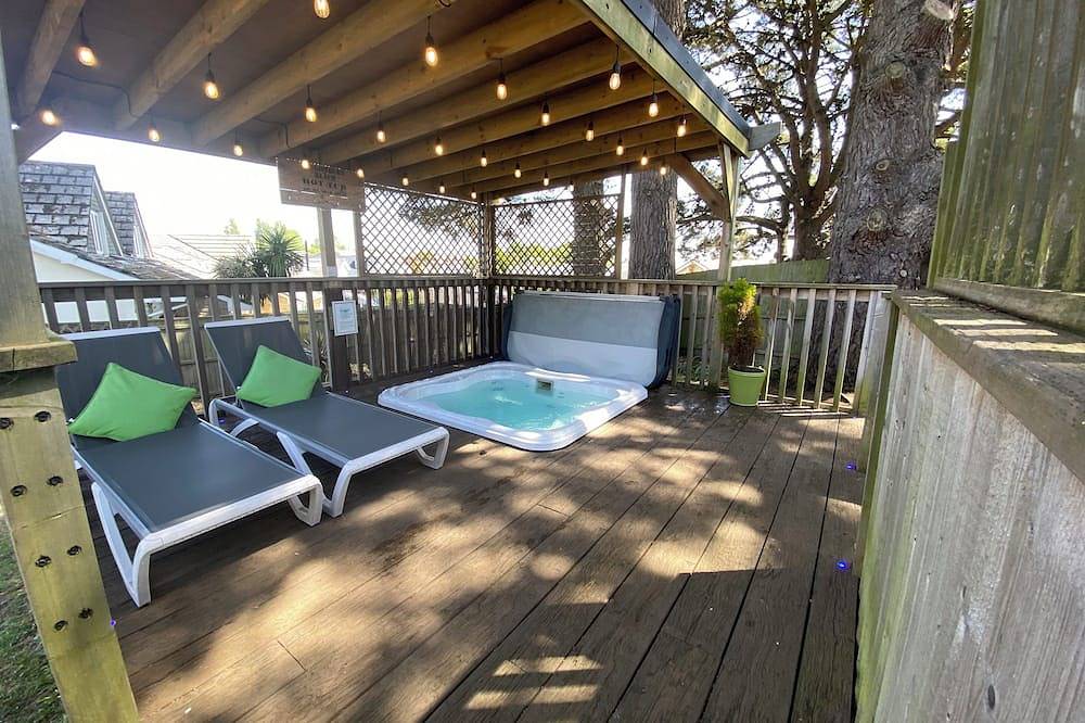 Luxury Dorset coast property with hot tub. Great location, short walk from beach in Bournemouth, South West England