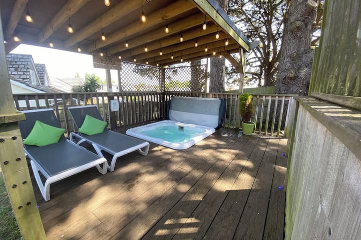Luxury Dorset coast property with hot tub. Great location, short walk from beach in Bournemouth, South West England